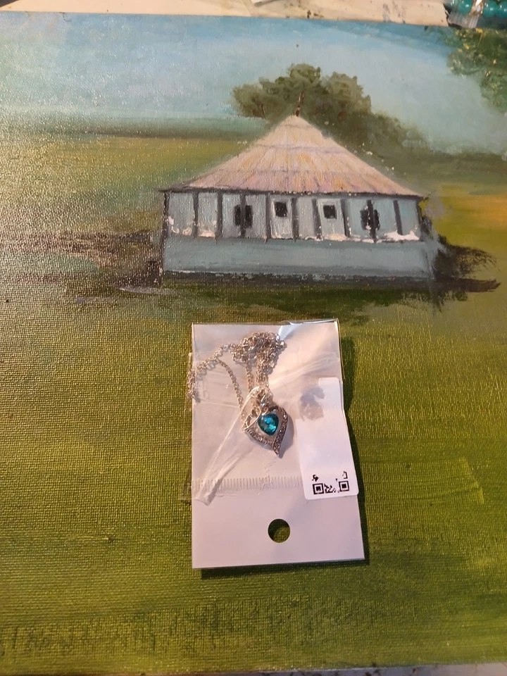 Collar colgante doble corazón tono plata con acento corazón color turquesa Foto 2 de 4