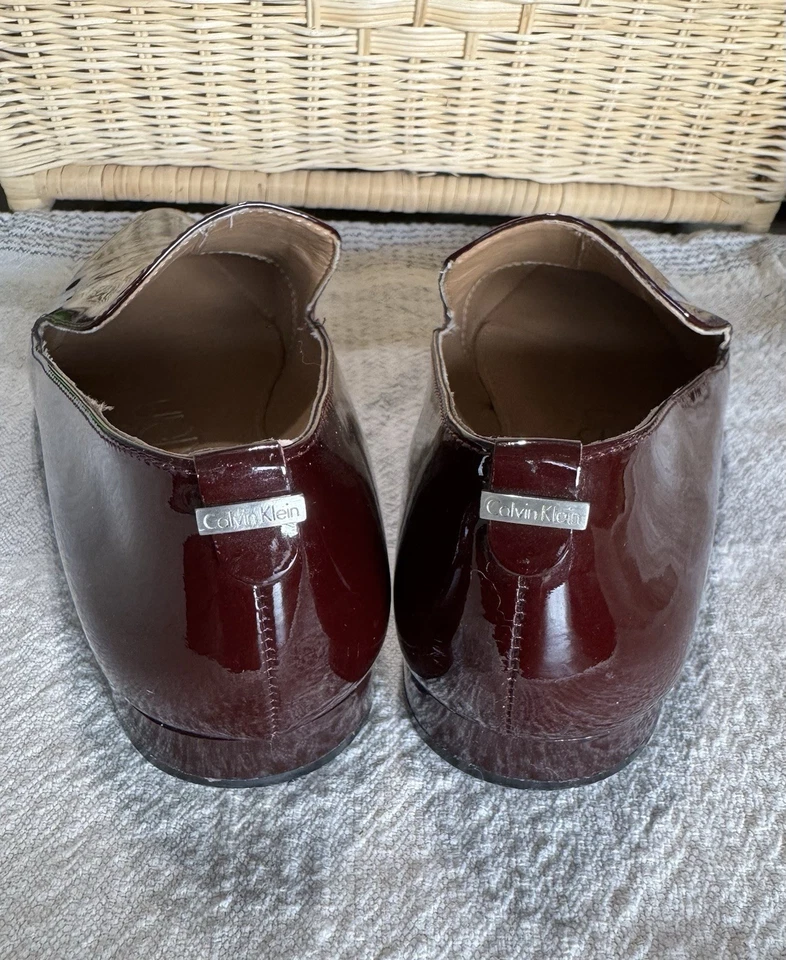 Mocasines planos sin cordones Calvin Klein Elin charol borgoña en punta W6,5 Foto 4 de 4