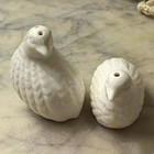 Juego de par de estatuillas de pájaro coctelera sal y pimienta codorniz porcelana blanca vintage A
