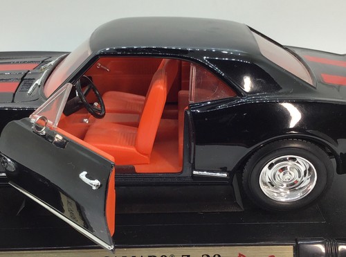Road Signature 1967 Camaro Z - 28 Black With Red Stripes Metal Die cast On Stand - Picture 4 of 11