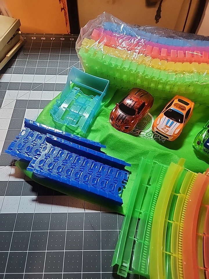 Mindscope  Twister Track Multi Color Lot Of Rails And Trax Racing Cars - Image 2 of 4