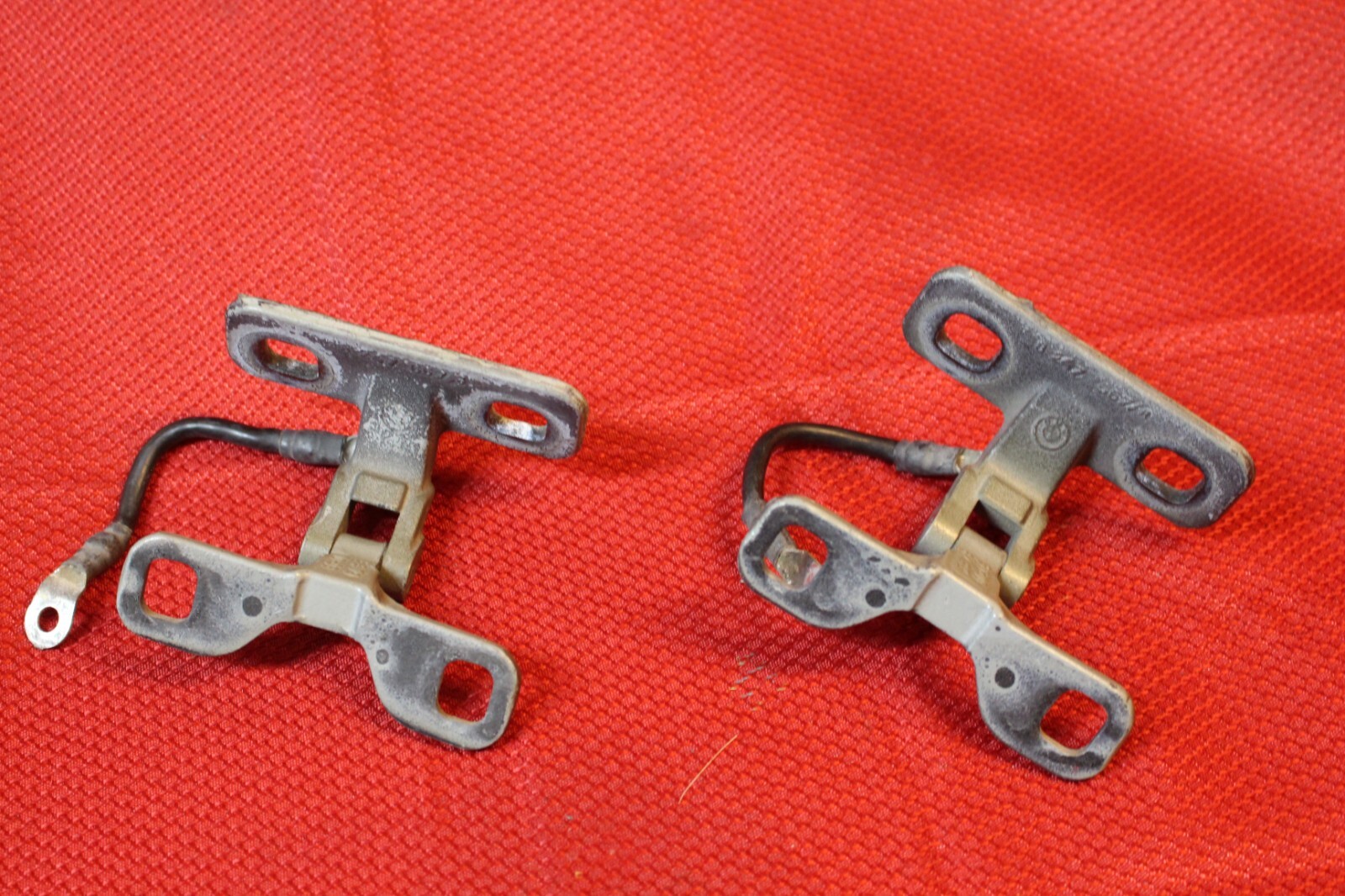 00-06 BMW X5 E53 REAR LEFT RIGHT TRUNK LID HATCH TAILGATE HINGE BRACKET ...