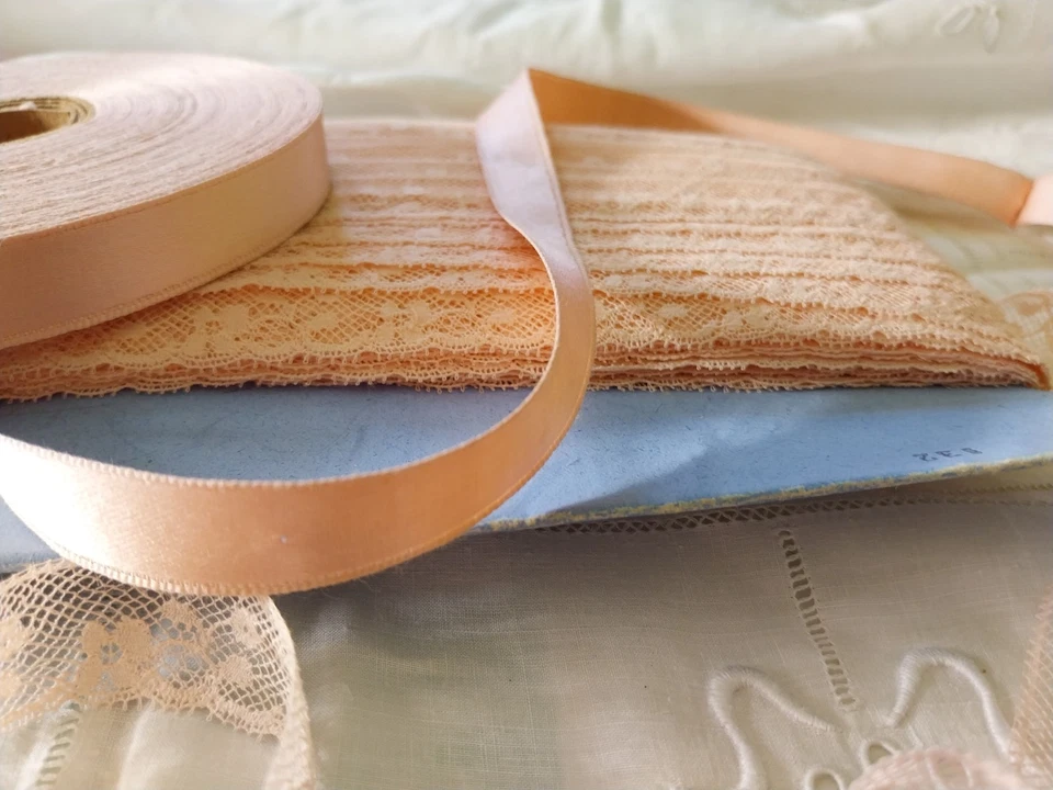 Beau lot rose poudre Des mètres de dentelle, ruban satin Mercerie ancienne neuve - Photo 3/4