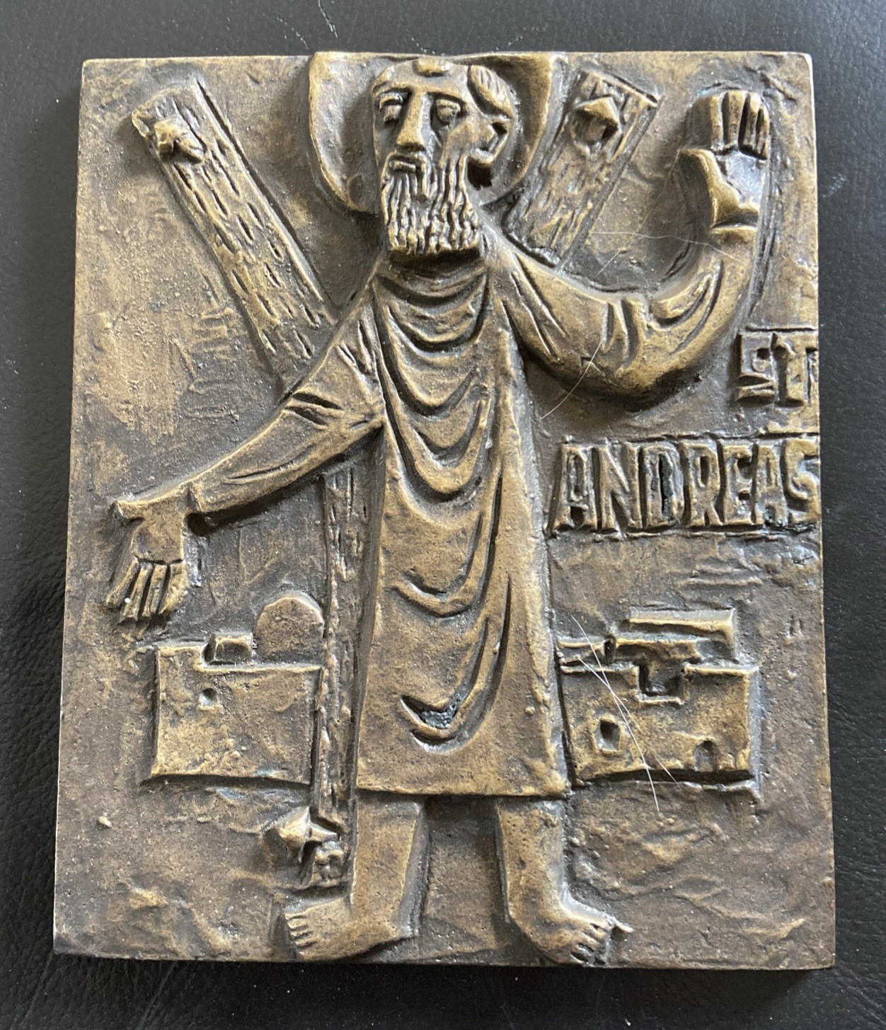 Hübsche ältere Bronze Plakette Platte Darstellung Hl. Andreas