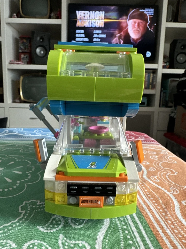 LEGO Friends 41339 Mia's Camper Van Retirada Mia Stephanie CONSTRUIDA Foto 2 de 4
