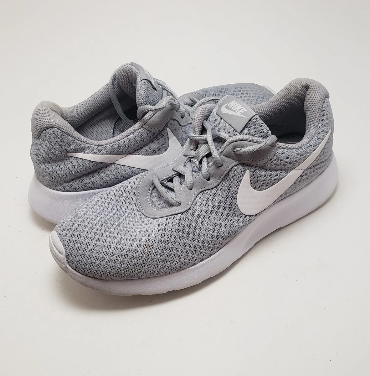 Nike men's tanjun wolf grey hotsell white sneakers