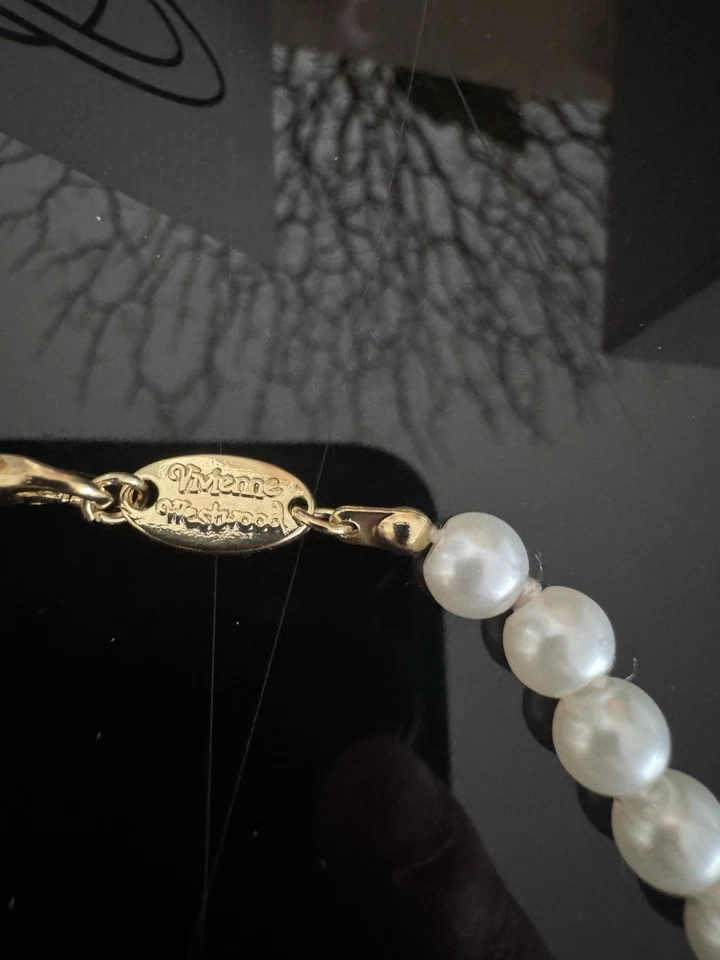 VIVIENNE WESTWOOD MINI BAS RELIEF PEARL CHOKER ORB PENDANT NECKLACE - Immagine 3 di 4