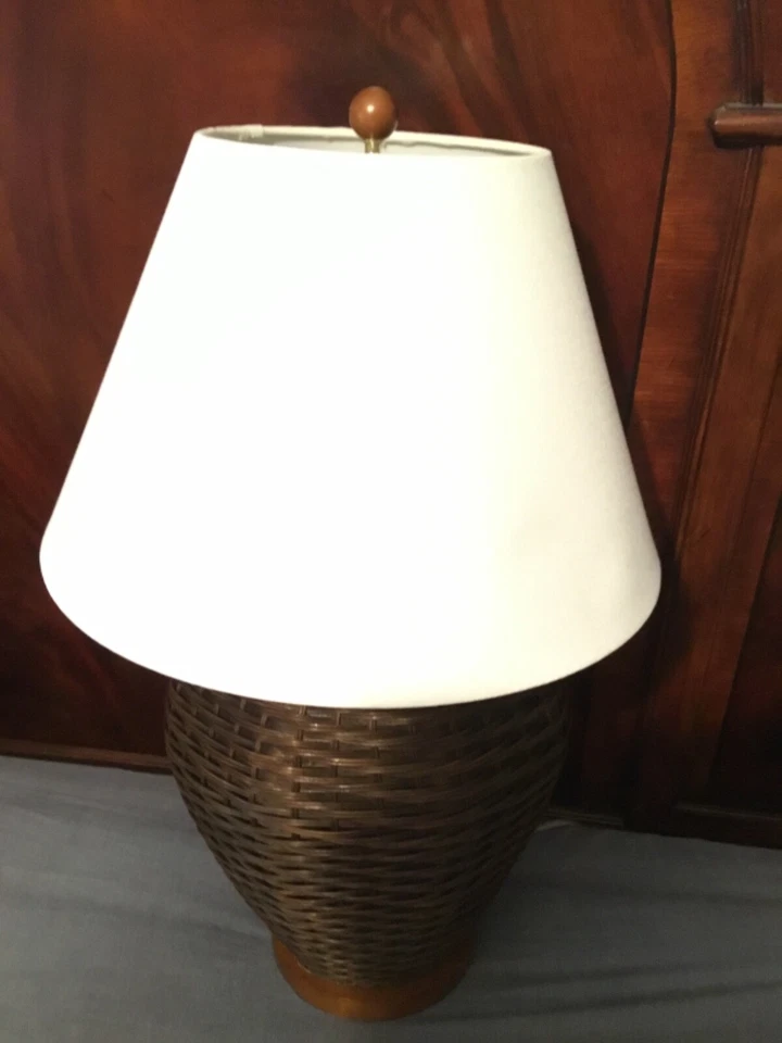 Lámpara de mesa de ratán Ralph Lauren con pantalla. Base redonda de madera tejida Foto 4 de 4