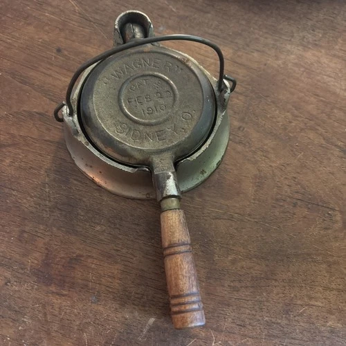 Wagner Miniature Salesman Sample 1910 Sydney 0 Waffle Iron(crack on base)
