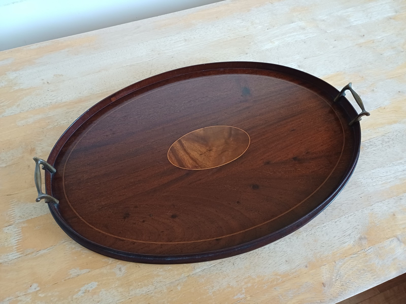 Bandeja para servir antigua eduardiana con incrustaciones de caoba ovalada, asas de latón c. 1900-1910