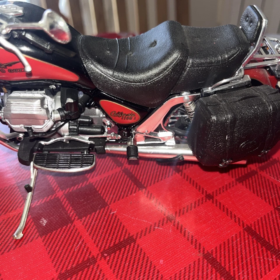 MAI31603 Maisto Moto Guzzi California 1100 i 1/10 - Immagine 4 di 4