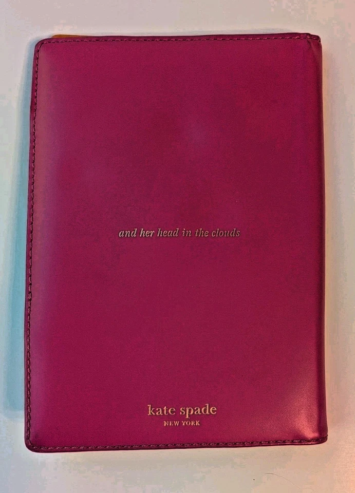 Kate Spade Rosa E-Reader Cubierta Ella Mantuvo Su Nariz en una Cabeza de Libro en las Nubes Foto 3 de 3