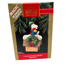 Hallmark 1992 Peanuts Snoopy Doghouse Magic Blinking Lights On Wreath Ornament