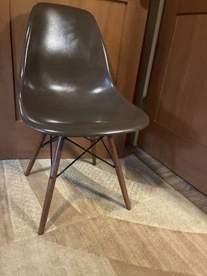 Herman Miller Eames VINTAGE MOLDED FIBERGLASS SIDE CHAIR W/DOWEL BASE