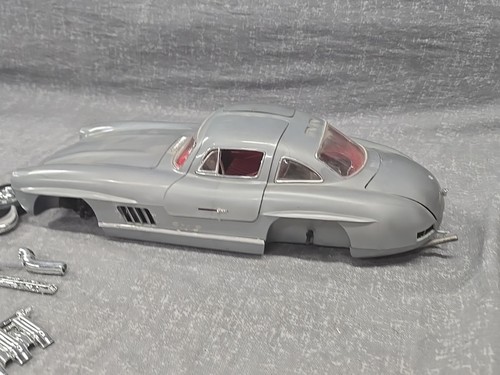 Revell 1955 Mercedes Gullwing 300 SL Model Kit 7475 (scala 1/12) così com'è - Foto 11 di 12