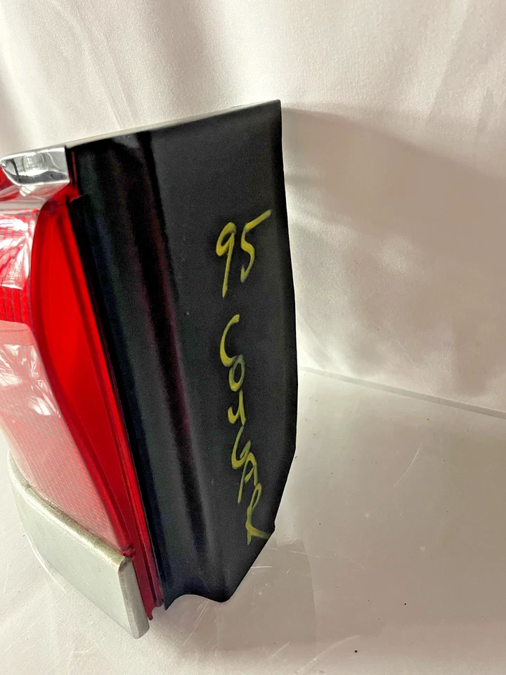 Luz trasera exterior del lado del conductor 94 95 96 97 Mercury Cougar XR7 - OEM Foto 3 de 4