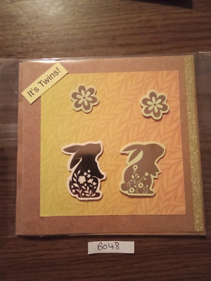 B048 Handarbeit personalisiert neu Babykarte Junge Mädchen Zwillinge Hase Kaninchen 12x12