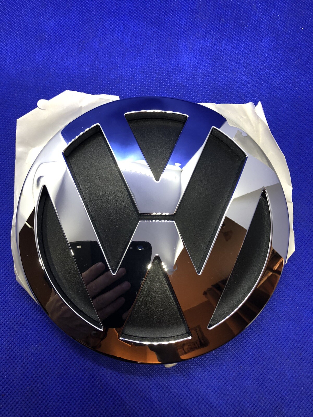 Logo Touareg 7L6853630ULM neuf pour remplacer un emblème arrière usé