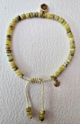 LOLA ROSE ZIERLICHES GELB GRÜNES QUARZ EDELSTEIN ARMBAND MIT KLEINEM CHARM - NEU OHNE ETIKETT