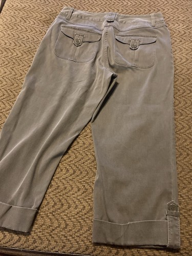 Chico's Capri Pants Women's Size .5 Flat Front Khaki Cuffed Pockets Button - Picture 11 of 11