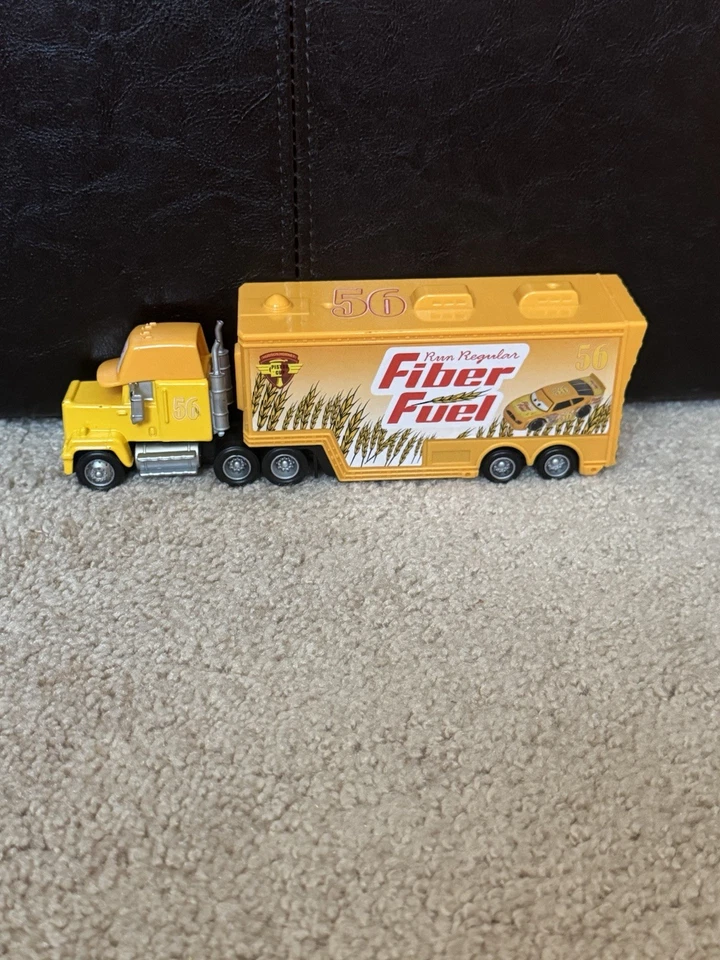 Camión de combustible de fibra fundida a presión Disney Pixar Cars Foto 2 de 4