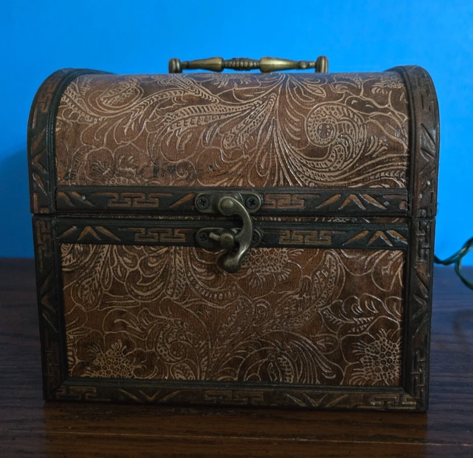 HIMALAYAN SALT LAMP ~ TREASURE BOX GLOW - Image 2 of 4