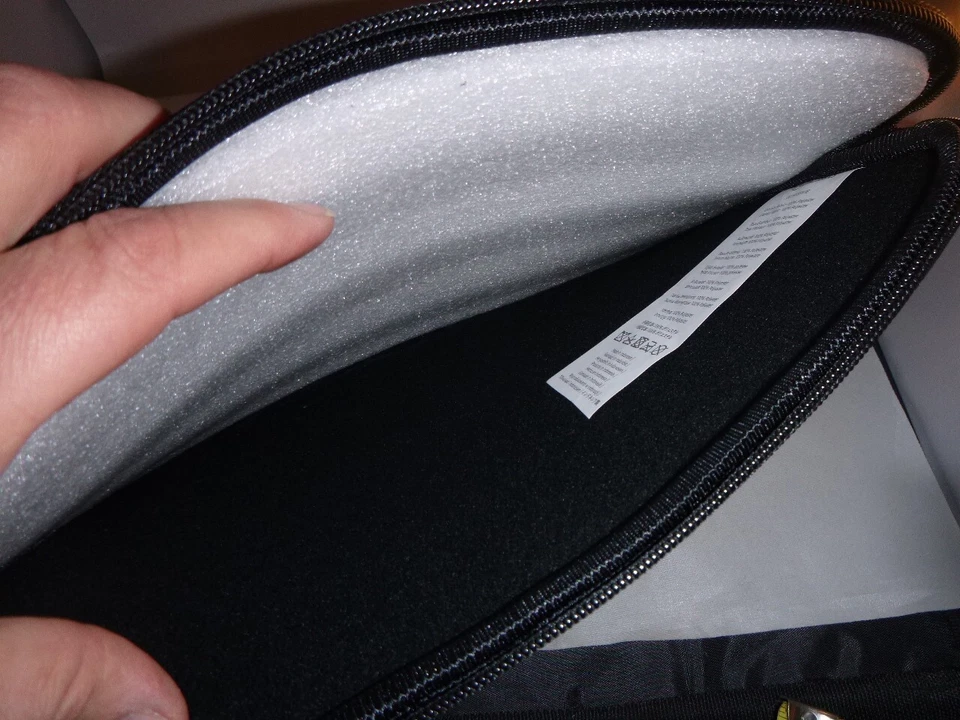 NUEVA Funda Suave para Tablet Amazon Basics 12” con Cremallera Negra Foto 4 de 4