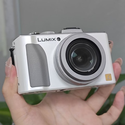 Panasonic LUMIX DMC-LX5 10.1MP 3.8X Optical Zoom Digital Camera HD videos White