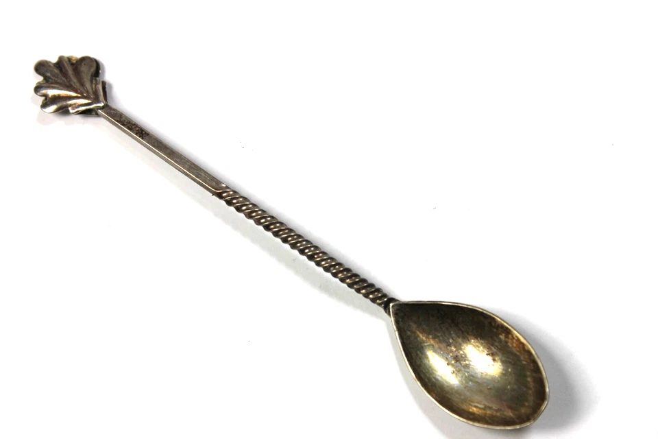 Cuchara Demitasse de plata esterlina con mango cuadrado y retorcido con punta de mar o almeja Foto 2 de 4