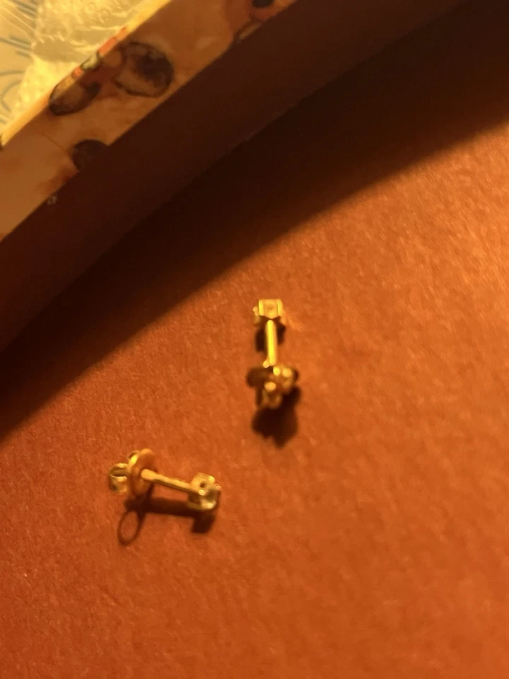 Aretes redondos genuinos con pasador de diamantes y mariposa en oro amarillo de 14 k Foto 4 de 4
