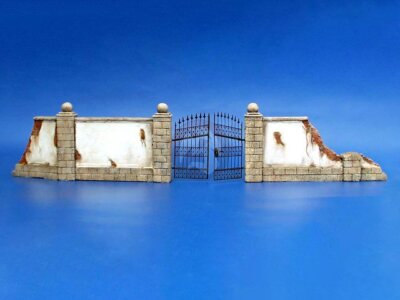 Plus Model 1/35 Wall Section with Stone Pillars and Meal Gate (~44cm length) 007