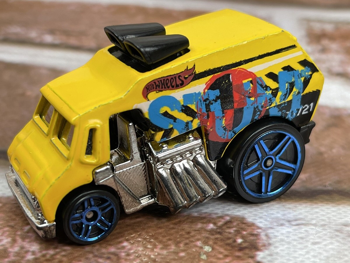 Hot Wheels Cool One HW Stunt Yellow Toy Car Ice-cream Truck 2004