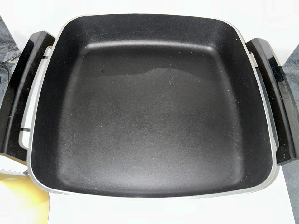 Sartén Eléctrica West Bend Modelo 7220, Cosecha Color Dorado, Inmergible Foto 3 de 4