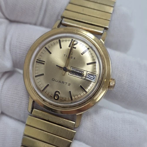Retro Vintage 1977 Timex Q Mens Gold Tone Day-Date England Dial Quartz Watch