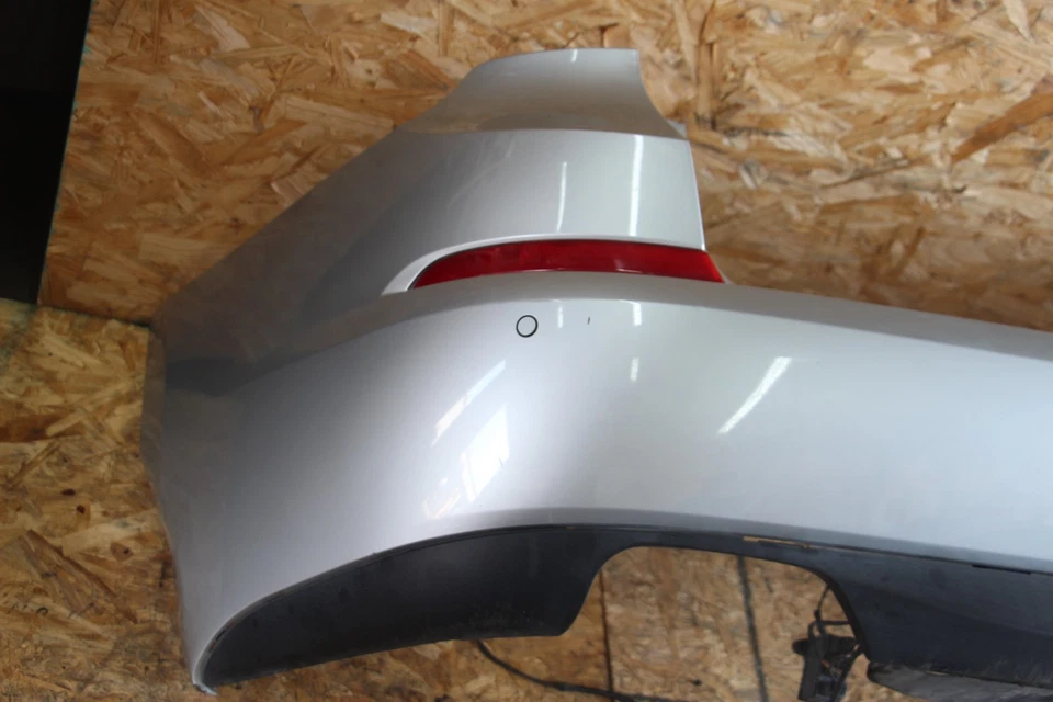 Cubierta del panel de moldura del parachoques trasero 2012-17 plateada BMW OEM F07 550i GT + LCI Foto 2 de 4