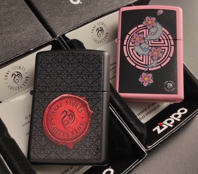 2er SET: Zippo ANNE STOKES, Color Zippos Black + Pink, Motivdruck