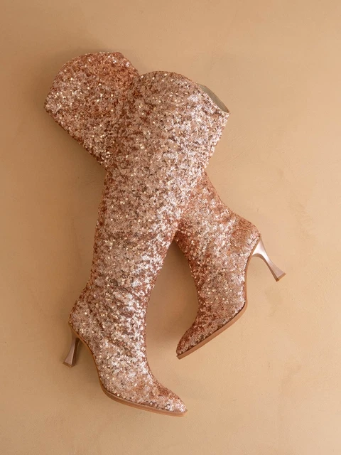 Botas de lentejuelas hasta la rodilla con tacón piramidal - Oasis Society Foto 2 de 4