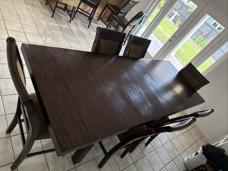 ROOMS TO GO - JUEGO DE MESA DE COMEDOR DE MADERA OSCURA CON 6 SILLAS - EXCELENTE ESTADO Foto 4 de 4