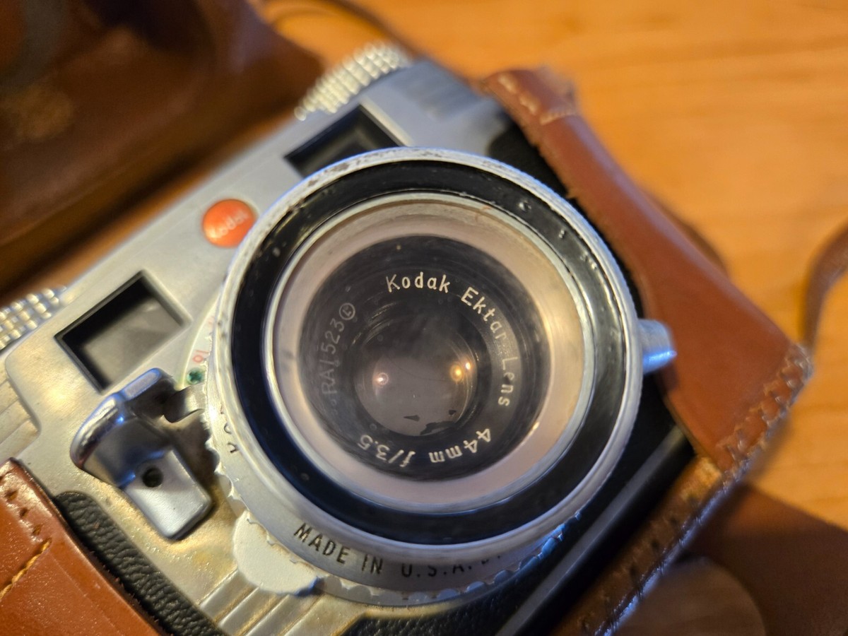 Kodak Synchro 300 フィルムカメラ Vintage KODAK Synchro 300 Shutter Signet 35 Made In USA by