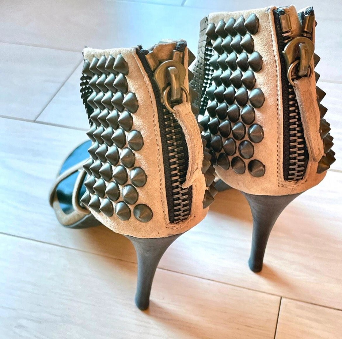 ジュゼッペザノッティ×バルマン Giuseppe Zanotti x Balmain Taupe Suede Heels with Metal