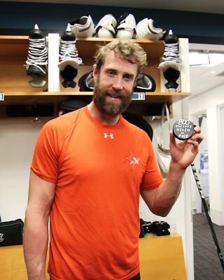 Joe Thornton 800th Career Assist Puck San Jose Sharks 8x10 NHL Hockey Photo
