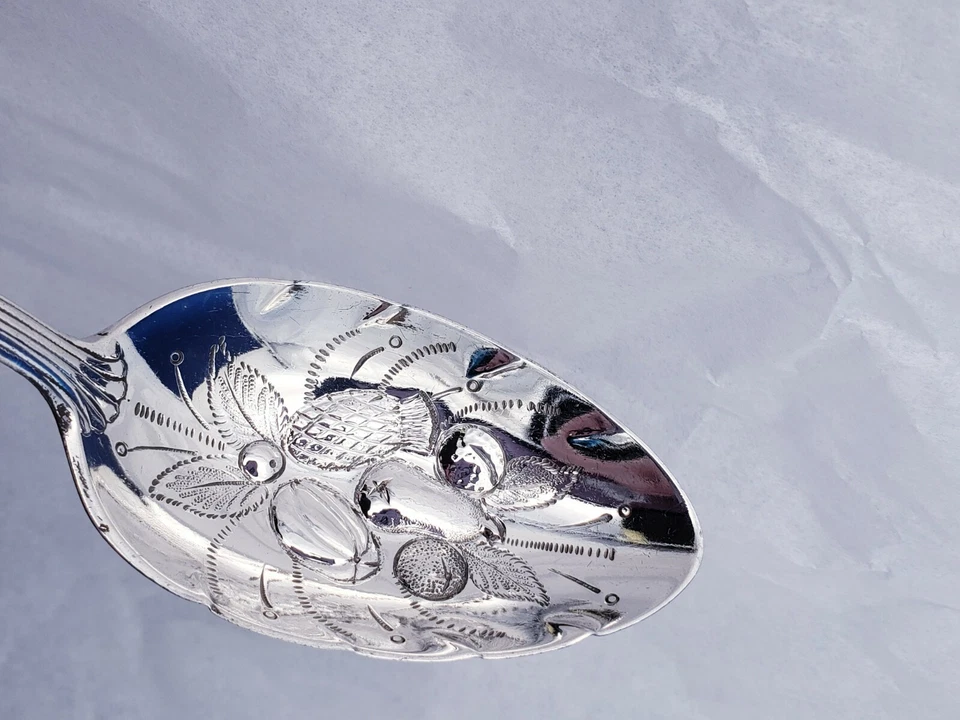 Versailles by Gorham Sterling Berry Spoon 手工追逐水果设计碗 13371 — 第 2/4 张图片