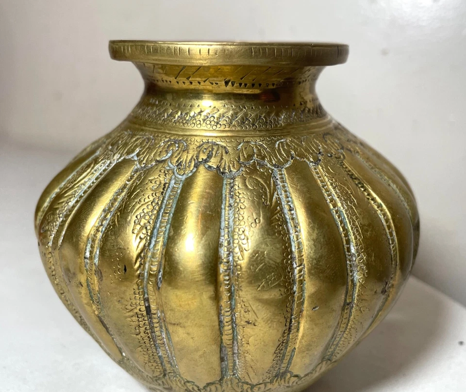 Antiguo tarro de latón islámico árabe de finales de 1700 mecanizado a mano de finales de Oriente Medio  Foto 2 de 4