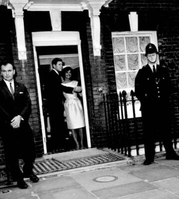 President John Kennedy wife Jacqueline are seen door of No4 Bu- 1961 Old Photo