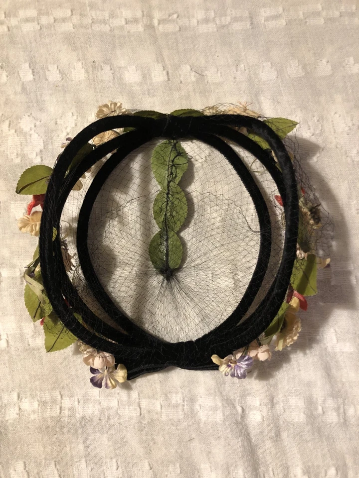 1940/50s Woman's Har - Mesh & Flowers on Velvet Frame - Airy and Elegant! - Image 2 of 4