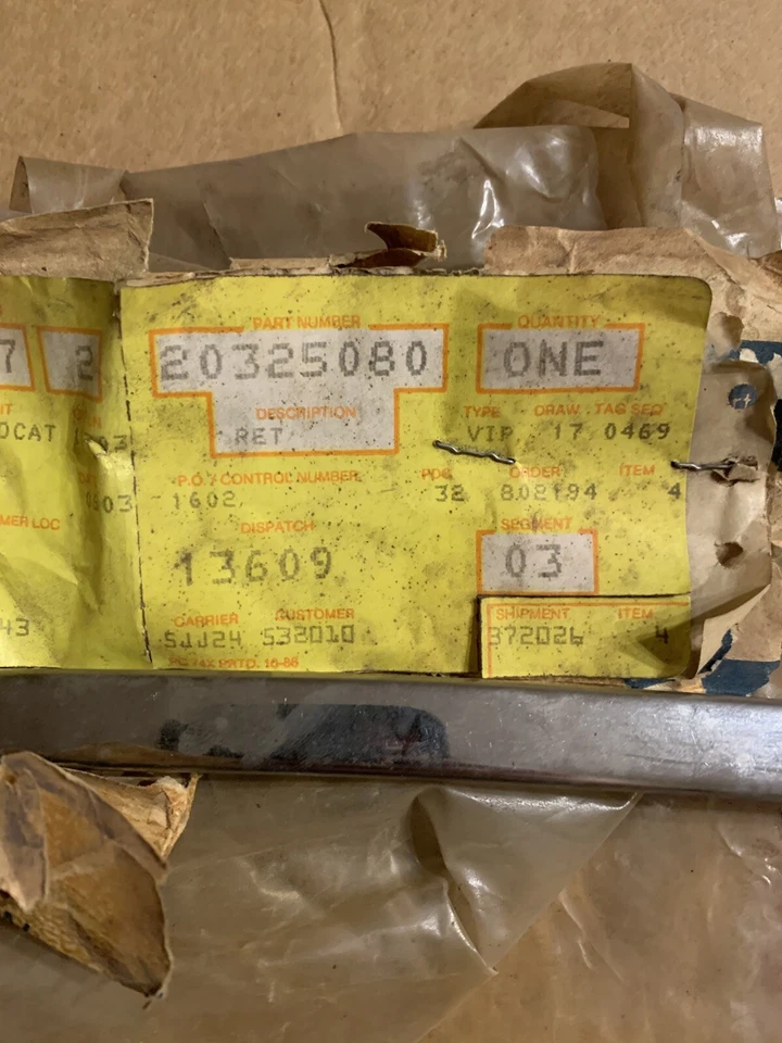 1982-1989 BUICK SKYHAWK PUERTA DELANTERA CANAL DE FUNCIONAMIENTO DE VIDRIO, RETENEDOR INFERIOR 20325080 Foto 4 de 4