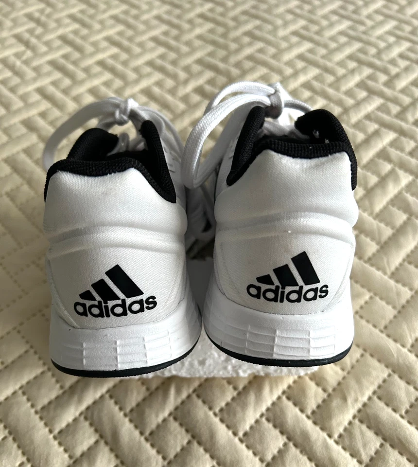 Adidas Duramo 10 Zapatilla de Correr Talla 12K para Niños.  Color blanco con rayas negras Foto 2 de 4