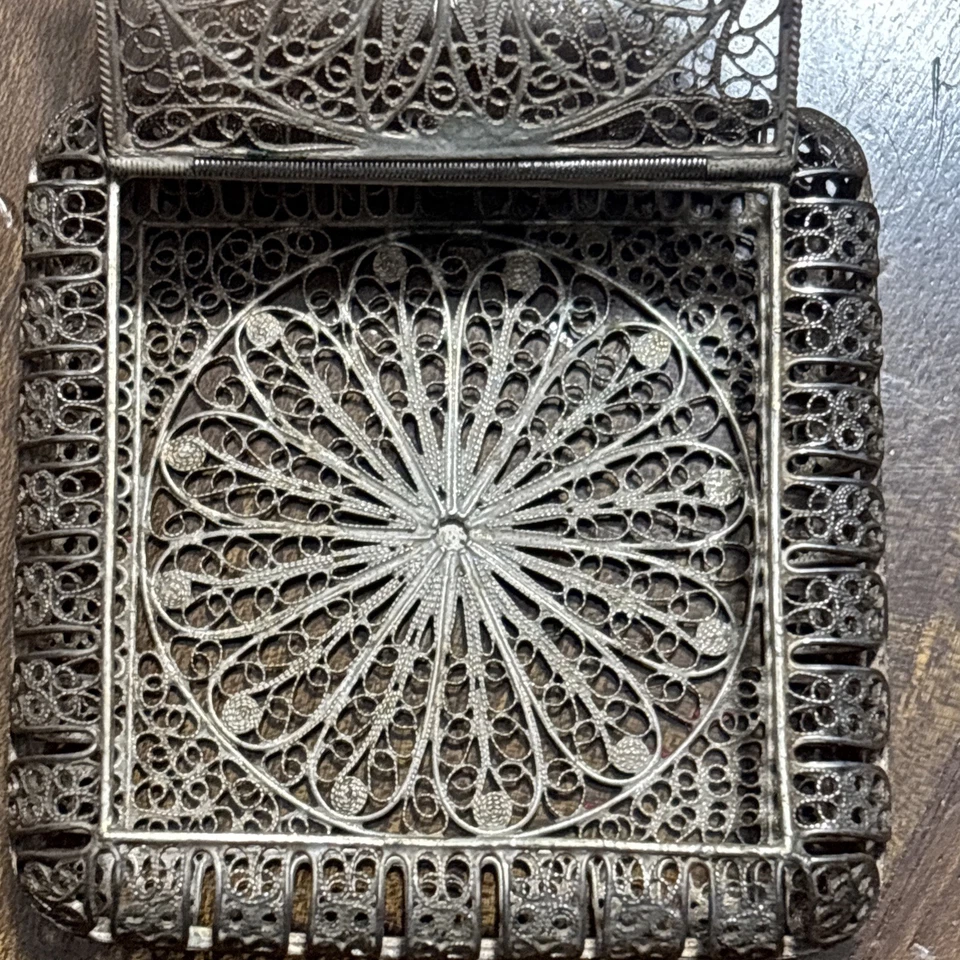 Antica scatola portapillole in filigrana d'argento 800 - Immagine 3 di 4