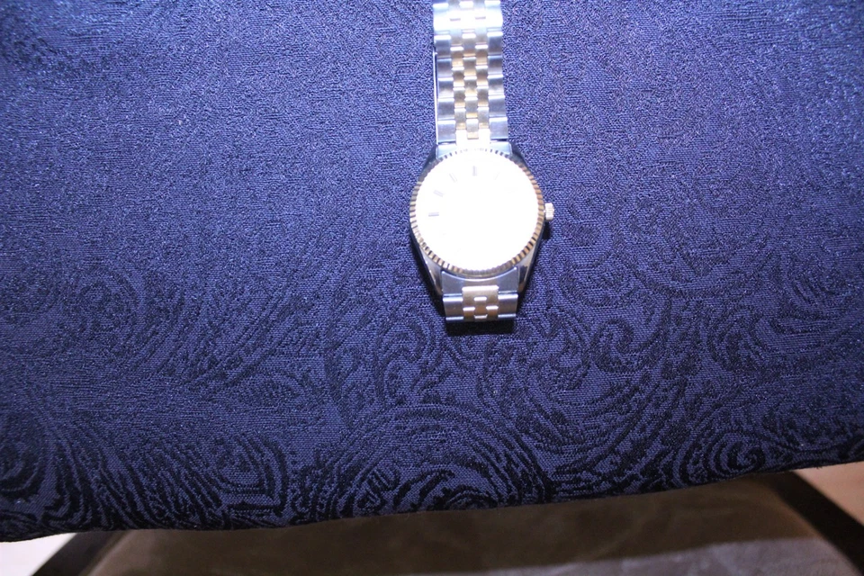 Q&Q Mens Quartz Wrist Watch Gold-tone & Silver-tone with Date - Image 3 of 4