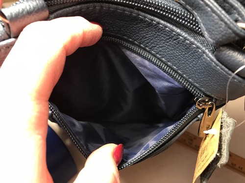 Bandolera Maze de cuero azul marino 5 cremalleras 1 bolsillo - Imagen 7 de 9